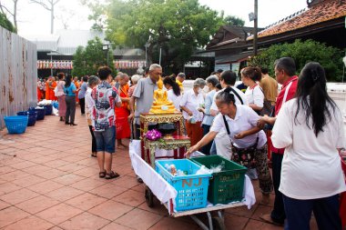 Budist rahipler manastırı Kathin yerel thai halkı için dini törenler Budizm keşişine cübbe takıyor ve 18 Ekim 2024 'te Tayland Nonthaburi' deki Wat Prasat tapınağında para bağışlıyor.