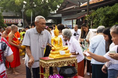 Tayland halkı, 18 Ekim 2023 'te Nonthaburi Tayland' da, Wat Prasat tapınağındaki Budist Perhiz töreninde Tak Bat Devo Budizm Festivali 'ne katılır ve rahiplere yemek sunar.
