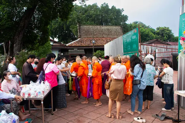 Tayland halkı, 18 Ekim 2023 'te Nonthaburi Tayland' da, Wat Prasat tapınağındaki Budist Perhiz töreninde Tak Bat Devo Budizm Festivali 'ne katılır ve rahiplere yemek sunar.