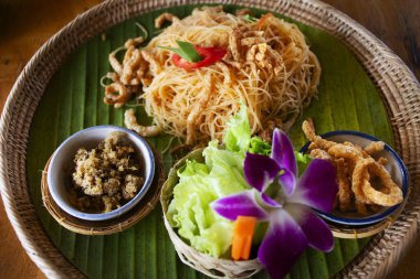 Geleneksel Thai füzyon yiyeceği ve Tayland usulü yeni kültürel mutfak yemeği Tayland usulü Kızarmış Pirinç Vermicelli Karışık Soya ve Ekşi Sosu Bangkok, Tayland 'daki yerel restoran kafeteryasında sebze ile karıştırılmış.