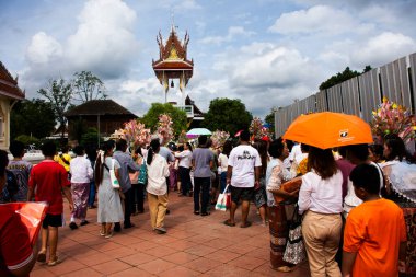 Yerel thai halkı geçit törenine katılıyor. 20 Ekim 2024 'te Nonthaburi, Tayland' da Kathin Prasat tapınağında Budist keşiş veya Budizm rahibine adak sunuyorlar.