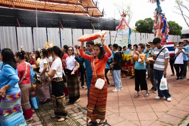 Yerel thai halkı geçit törenine katılıyor. 20 Ekim 2024 'te Nonthaburi, Tayland' da Kathin Prasat tapınağında Budist keşiş veya Budizm rahibine adak sunuyorlar.