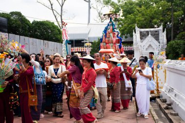 Yerel thai halkı geçit törenine katılıyor. 20 Ekim 2024 'te Nonthaburi, Tayland' da Kathin Prasat tapınağında Budist keşiş veya Budizm rahibine adak sunuyorlar.