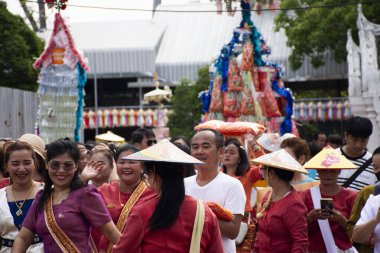 Yerel thai halkı geçit törenine katılıyor. 20 Ekim 2024 'te Nonthaburi, Tayland' da Kathin Prasat tapınağında Budist keşiş veya Budizm rahibine adak sunuyorlar.