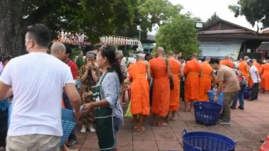 Yerli thai halkı ayine katılıyor. 18 Ekim 2024 'te Nonthaburi, Tayland' da Wat Prasat tapınağında yapılan törende Budist keşiş veya Budizm rahibine bağış yapıyor.
