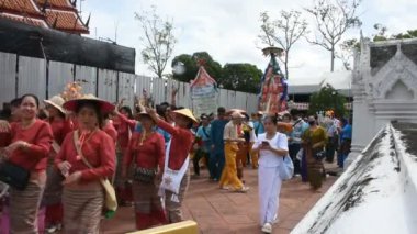 Yerel thai halkı geçit törenine katılıyor. 20 Ekim 2024 'te Nonthaburi, Tayland' da Kathin Prasat tapınağında Budist keşiş veya Budizm rahibine adak sunuyorlar.