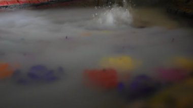 Tayland, Tayland 'da bulunan Wat Bua Khwan antik tapınağındaki gezginler için geleneksel Thai kültürü ve renkli mum çiçekleriyle kutsanmış tören kutsanmıştır.