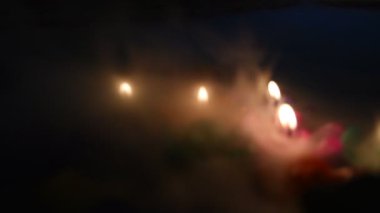 Tayland, Tayland 'da bulunan Wat Bua Khwan antik tapınağındaki gezginler için geleneksel Thai kültürü ve renkli mum çiçekleriyle kutsanmış tören kutsanmıştır.