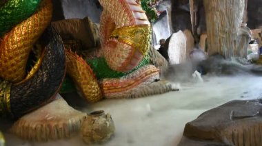 Tayland, Nonthaburi 'de 29 Temmuz 2024' te antik bir tapınak olan Wat BuaKhwan 'da kutsal melek tapınağı olan Buda ve Naga' ya dua edin.