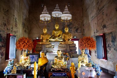 Luang Phor Rod heykeli ve Budist aziz kutsal arhat ya da Budist soylu keşiş arahantı Tayland 'ın başkenti Ayutthaya' da 5 Kasım 2024 'te Wat Pradu Songtham Tapınağı' ndaki kutsal Buda 'yı ziyaret etti.