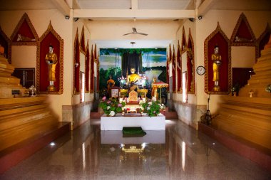 Tayland 'ın başkenti Ayutthaya' da 5 Kasım 2024 'te kutsanmış kutsal Wat Pradu Songtham tapınağını ziyaret edip kutsayan Tayland halkı için antik altın Buda heykeli.