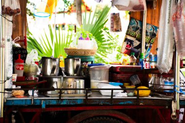 Antika kahve demlemek için antika aletler üç tekerlekli motosiklet arabası ve gezginler için mobil dükkan 5 Kasım 2024 'te Bangkok, Tayland' da yol kenarında içki içiyorlar.