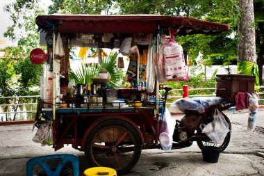 5 Kasım 2024 'te Bangkok, Tayland' da yerel Taylandlı gezginlere meşrubat ve antika kahve satmak için antika motorsiklet arabası satılıyor.