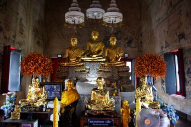 Luang Phor Rod heykeli ve Budist aziz kutsal arhat ya da Budist soylu keşiş arahantı Tayland 'ın başkenti Ayutthaya' da 5 Kasım 2024 'te Wat Pradu Songtham Tapınağı' ndaki kutsal Buda 'yı ziyaret etti.