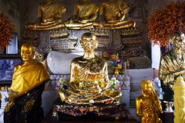 Luang Phor Rod heykeli ve Budist azizi kutsal arhat ya da Tayland 'daki Ayutthaya, Tayland' daki Wat Pradu Songtham tapınağında seyahat eden gezgin insanlar için soylu keşiş arahantı ziyaret edin ve Buda 'ya hürmet edin.