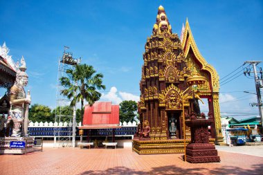 Taylandlı gezginler için antik stupa chedi veya antik pagoda 2 Kasım 2024 'te Nakhon sawan, Tayland' da bulunan Wat Si Uthumphon Tapınağı 'nda kutsanmış kutsal melek duasına saygılarını sunarlar.