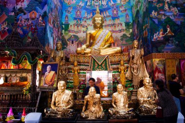 Tayland 'ın başkenti Nakhon Sawan' da bulunan Wat Si Uthum Phon tapınağının kutsal gizemine saygılarını sunarak antik Tayland halkı için antik altın Buda heykelini ziyaret edin.