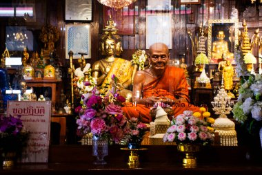 Buda heykeli ve Taylandlı gezginler için Luang Pu Doo keşiş heykelleri 5 Kasım 2024 'te Ayutthaya, Tayland' da kutsal bir tapınak olan Wat Sakae tapınağını ziyaret edip dua ederek kutsanmıştır.