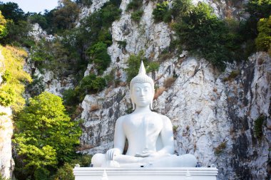 Tayland 'ın başkenti Saraburi' de bulunan Phra Phutthabat 'taki Wat Khao Wong Narai Mağara Tapınağı' na seyahat eden gezginler için dağdaki kutsal Buda heykeli.