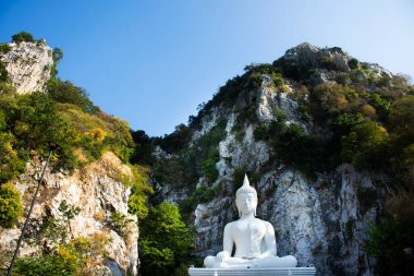 Tayland 'ın başkenti Saraburi' de bulunan Phra Phutthabat 'taki Wat Khao Wong Narai Mağara Tapınağı' na seyahat eden gezginler için dağdaki kutsal Buda heykeli.