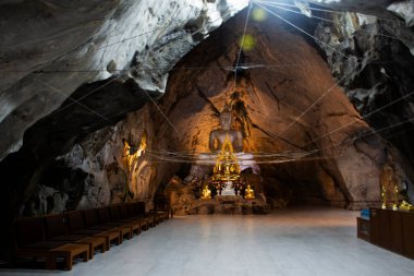 Tayland 'ın başkenti Saraburi' de bulunan Phra Phutthabat 'taki Wat Khao Wong Narai Mağara Tapınağı' nı ziyaret edin.