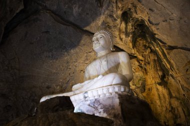 Tayland 'ın başkenti Saraburi' de bulunan Phra Phutthabat 'taki Wat Khao Wong Narai Mağara Tapınağı' nı ziyaret edin.