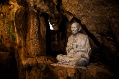 Taylandlı gezginler, Tayland, Saraburi Phra Phutthabat 'taki Wat Khao Wong Narai Mağara Tapınağı' nda antik kutsal Buda ve Luang Pho Tho Budist Aziz heykeline saygı duyuyorlar.