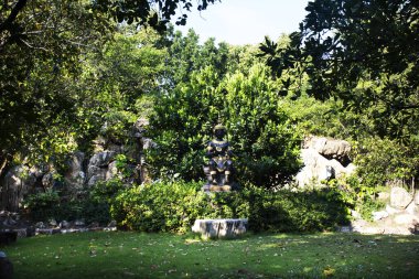 Phra Siam Devadhiraj melek koruma ülkesi ya da Phra Sayam Tayland 'ın Saraburi kentindeki Wat Khao Wong Narai Mağarası' nda kutsal gizemi kutsayan Tayland halkının koruyucu ruhu.