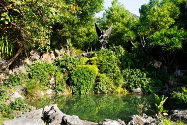 Garuda, Galon ya da Nan Belu tanrısı melek heykeli Tayland 'ın başkenti Saraburi' de bulunan Wat Khao Wong Narai Mağarası 'nda kutsanmış gizemli kutsanmış kutsanmış mucizelere saygılarını sunmak için seyahat eden Tayland halkı için efsanevi kuş heykeli.