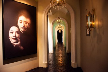 Thai halkı için Buda Yolculuğu sergisi iç mimari binası ve heykel oyma tüneli gezisi 12 Kasım 2024 'te Saraburi, Tayland' da bulunan Manasikarn Salonu 'nda Buda hikayesini öğrenmek için ziyaret edin.