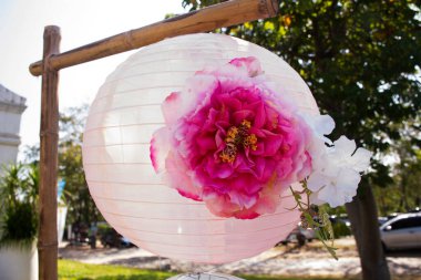 Dış dekorasyon mobilyaları ve renkli kağıt lambalar ya da Tayland 'ın Saraburi kentindeki bahçeye seyahat eden gezginler için açık havada asılı duran fener sanat çember tasarımı.