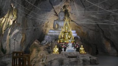 Tayland 'ın başkenti Saraburi' de bulunan Phra Phutthabat 'taki Wat Khao Wong Narai Mağara Tapınağı' nı ziyaret edin.