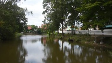 Thai halkı için antik Wat Pradu Songtham Tapınağı 'nın bahçe parkındaki ağaç bitkisi ve havuz manzaralı su birikintisini gezin gezginler için dinlenin Ayutthaya, Tayland' da açık havada dinlenin.