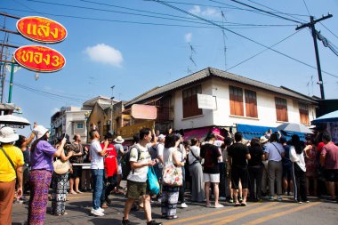 Taylandlılar için Maeklong Demiryolu Seyahat Treni Talad Rom Hub 'da ya da şemsiye pazarında koşan yabancı gezginler için. 17 Kasım 2024' te Samut Songkhram, Tayland 'da hediye ürünleri satın alıyorlar.