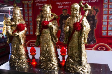 Hok Lok Siew Tanrı 'sı ya da Shou Lu Fu servet tanrısı Tayland' ın Samut Songkhram şehrinde 17 Kasım 2024 tarihinde Wat Chula manee tapınağında kutsanmış kutsanmış kutsanmış kutsanmış kutsanmış kutsanmış gezginleri ziyaret et.