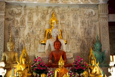 Tayland 'ın Samut Songkhram kentindeki Amphawa şehrinde bulunan kutsal Buda heykeli gezginler için kutsal ve kutsal bir melek tanrısı olan Wat Chulamanee' yi ziyaret edin.