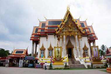 Tayland 'da, Tayland' da, Samut Songkhram 'da, 17 Kasım 2024' te Amphawa 'daki Wat Chulamanee Tapınağı' nın mistik Buda 'yı kutsamak için seyahat edenler için antik ibadet salonu veya antik ubosot.