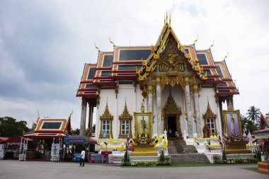 Tayland 'da, Tayland' da, Samut Songkhram 'da, 17 Kasım 2024' te Amphawa 'daki Wat Chulamanee Tapınağı' nın mistik Buda 'yı kutsamak için seyahat edenler için antik ibadet salonu veya antik ubosot.
