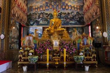 Tayland 'ın başkenti Samut Songkhram' da 17 Kasım 2024 'te Amphawa' daki Wat Chulamanee tapınağının kutsal gizemine saygılarını sunmak için.