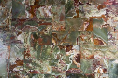 Güzel taş granit oda zemin mermerden ve güzellik zeminli kaya mermer döşeme Wat Chulamanee tapınağının arka planında Samut Songkhram, Tayland 'daki Amphawa şehrinde.