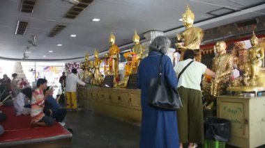 Antik Buda Luang Por Ban Laem heykeli Tayland 'ın Samut Songkhram kentindeki Wat Phet Samut Worawihan tapınağında 17 Kasım 2024 tarihinde kutsanmış dilek efsanesine saygılarını sunmak için seyahat eden gezginler içindir.