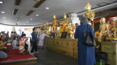 Antik Buda Luang Por Ban Laem heykeli Tayland 'ın Samut Songkhram kentindeki Wat Phet Samut Worawihan tapınağında 17 Kasım 2024 tarihinde kutsanmış dilek efsanesine saygılarını sunmak için seyahat eden gezginler içindir.