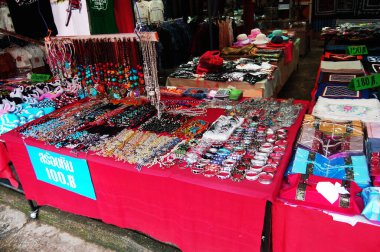 Tai halkı için tepe yerel alışveriş vadisi pazarının manzarasına bakın. Doi Pui Hmong Köyü 'nü ziyaret edin ve 5 Haziran 2011' de Chiang Mai, Tayland 'da hediyelik eşya alın.