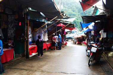 Tai halkı için tepe yerel alışveriş vadisi pazarının manzarasına bakın. Doi Pui Hmong Köyü 'nü ziyaret edin ve 5 Haziran 2011' de Chiang Mai, Tayland 'da hediyelik eşya alın.