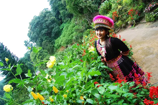 Taylandlı kadın gezginler seyahat ediyor ve geleneksel kabile kıyafetlerini giyip Chiang Mai, Tayland 'daki Doi Suthep Pui Ulusal Parkı' ndaki Doi Pui Hmong Vadisi tepe köyünde fotoğraf çektirmek için kiralıyorlar.