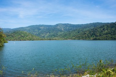 Manzara güzel doğal manzara dağları çevreleyen yeşil orman ve Khao Phra şehrinde Huai Prue gölünün güzel gölünü gezginler için gezgin ziyaretleri Nakhon Nayok, Tayland 'da dinlenin.