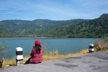 Taylandlı kadın gezginler seyahate çıkar ve manzara için poz verir güzel doğal manzara Huai Prue rezervuarının çevresi Nakhon Nayok, Tayland 'daki Khao Phra' da