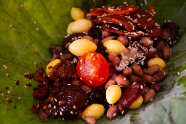 Geleneksel eritilmiş Çin mutfağı yerel Tayland gurmesi buğulanmış glutinous pilavı ve kızarmış pirinç en iyi pişmiş pirinç ve Bangkok, Tayland 'da nilüfer yaprağına sarılı domuz kestanesi ginkgo.