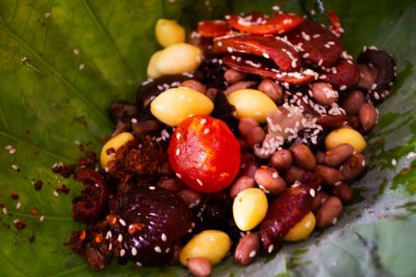 Geleneksel eritilmiş Çin mutfağı yerel Tayland gurmesi buğulanmış glutinous pilavı ve kızarmış pirinç en iyi pişmiş pirinç ve Bangkok, Tayland 'da nilüfer yaprağına sarılı domuz kestanesi ginkgo.