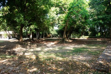 Arkeolojik site Dhavaravadi ve Khmer aera Dong Lakhon tarihi şehir veya Muang Boran Dong Lakhon Tayland 'ın Nakhon Nayok kentindeki Dong Yai tepesine seyahat eden insanlar için antik Laplae kasabası